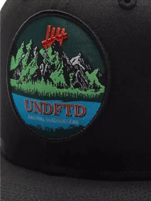 Undefeated Baseballkappe mit Berg-Patch