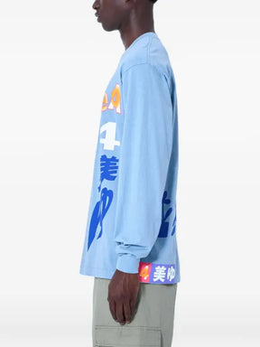 b.Eautiful long-sleeved shirt with a graphic print