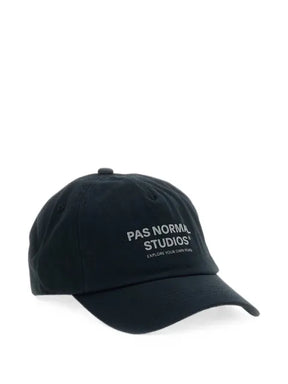 Pas Normal Studios Off-Race Baseballkappe mit Logo